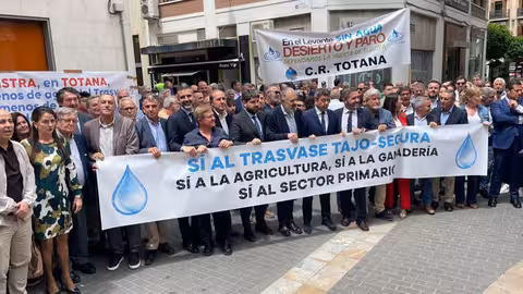 Imagen de familia de algunos asistentes al acto del Scrats en Murcia en defensa del trasvase Tajo-Segura (Foto Junta de Andaluc&iacute;a)