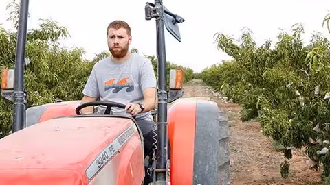 Agricultor en un tractor (Foto UPA)