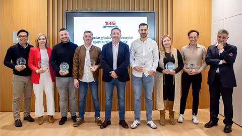 Paulino Tello (centro), CEO de Grupo Tello y Alfonso Alc&aacute;zar (derecha), director general, junto a los premiados (Foto Grupo Tello Alimentaci&oacute;n)