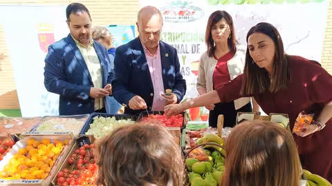 Reparto de fruta entre escolares en el CEIP La Flota de Murcia (Foto CARM) Archivo