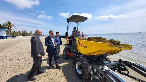 El consejero de Medio Ambiente, Universidades, Investigaci&oacute;n y Mar Menor, Juan Mar&iacute;a V&aacute;zquez, junto con el alcalde de San Javier, Jos&eacute; Miguel Luengo, visita a las brigadas de recogida de biomasa en el Mar Menor (Foto CARM)