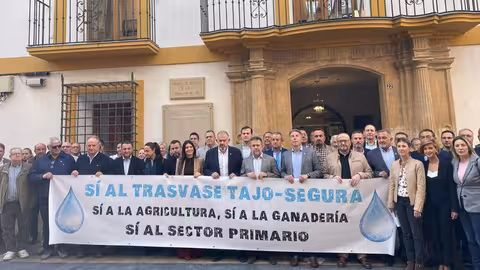Protesta ante la sede de la comunidad de regantes de Lorca (Foto Comunidad de Regantes de Lorca)
