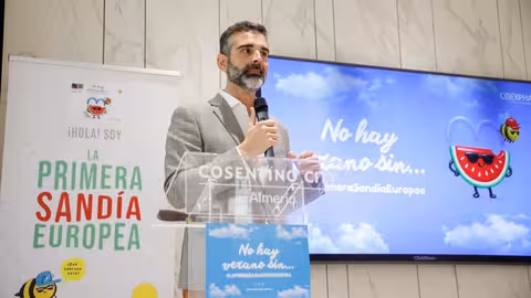 El I Plan Estrat&eacute;gico para las Frutas y Hortalizas de Invernadero de Andaluc&iacute;a, aprobado por el Gobierno andaluz y que cuenta con 441 millones de euros de presupuesto y 43 medidas concretas, alcanza ya una ejecuci&oacute;n del 60 por ciento, seg&uacute;n ha anunciado este viernes en Almer&iacute;a el consejero de Agricultura, Pesca, Agua y Desarrollo Rural, Ram&oacute;n Fern&aacute;ndez-Pacheco.

El objetivo de este plan es poner a disposici&oacute;n del sector todas las herramientas a su alcance para mantener la posici&oacute;n de liderazgo en el mercado nacional e internacional y que esta actividad econ&oacute;mica siga generando riqueza y empleo y dinamizando las zonas rurales, as&iacute; como a avanzar en sostenibilidad, en el uso eficiente de los recursos, en econom&iacute;a circular y en I+D+i.

Fern&aacute;ndez-Pacheco participa en la presentaci&oacute;n de la campa&ntilde;a La primera sand&iacute;a de Europa (Foto Junta de Andaluc&iacute;a)