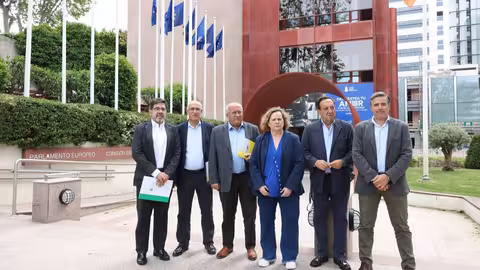Representantes de Asaja, COAG y UPA a las puertas de la Comisi&oacute;n Europea (Foto UPA)