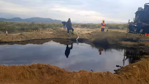 Vertido de crudo en las proximidades del r&iacute;o Qu&iacute;par, en Calasparra (Foto CHS)