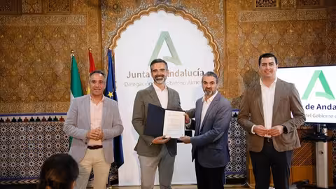 Ram&oacute;n Fern&aacute;ndez-Pacheco, durante el acto de entrega de la resoluci&oacute;n de concesi&oacute;n de agua de la desaladora Mar de Albor&aacute;n a los regantes (Foto Junta de Andaluc&iacute;a)