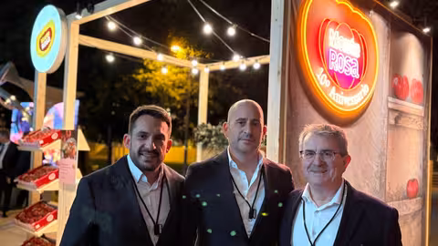 A la derecha Carmelo Salguero, Director comercial de Cooperativa La Palma.; en medio, Jos&eacute; C&aacute;rdenas, brand Manager Monterosa; y a la izquierda, Jorge Hidalgo, comercial de grandes cuentas en Saborum Origen (Foto Semillas Fit&oacute;)