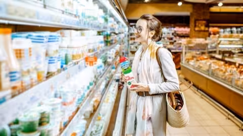 Consumidora con un paquete de leche (Foto Central Lechera Asturiana)