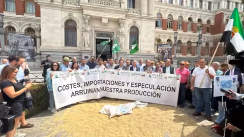 Protesta ante el MAPA por la crisis de precios del cereal (Foto Asaja)
