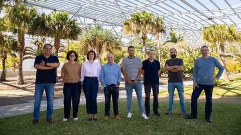Equipo del grupo de investigaci&oacute;n de Fitopatolog&iacute;a de la UA que trabaja en el proyecto europeo CropSafe. De izq. a dcha.:  Frutos Marhuenda, M&ordf; Angeles Lillo, M&ordf; Carmen Rom&aacute;n, Luis V. L&oacute;pez, Federico L&oacute;pez, Francisco Foubelo, Jose Gaspar Maci&aacute; y Marc Terradas (Foto Universidad de Alicante)