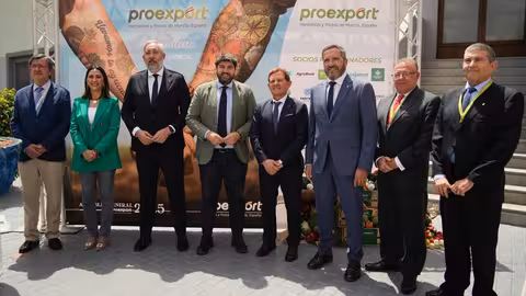 Mariano Zapata y Fernando L&oacute;pez Miras posan junto a otros asistentes antes de la clausura de la asamblea general de Proexport (Foto Proexport)