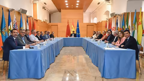 L&oacute;pez Miras se re&uacute;ne con representantes de Agrupal y con responsables del Centro Tecnol&oacute;gico Nacional de la Conserva y la Alimentaci&oacute;n (Foto CARM)