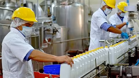 Trabajadores de una Industria l&aacute;ctea (Foto UGT Fica)
