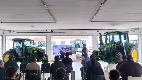Alumnos de los ciclos formativos de este curso recibiendo formaci&oacute;n en maquinaria agr&iacute;cola (Foto CARM)