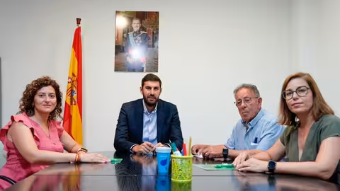 Antelo y Jer&oacute;nima Reinaldos se re&uacute;nen con la Comunidad de Regantes de Puerto Lumbreras (Foto Daniel Sabiote/Vox)