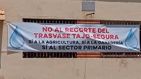 Pancarta en defensa del trasvase Tajo-Segura (Foto La Uni&oacute;)