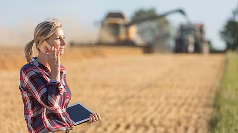 Mujer rural usando tecnolog&iacute;a digital a pie de campo (Foto MAPA)