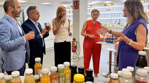 Marisa L&oacute;pez Arag&oacute;n, durante la visita a las instalaciones de AMC Global (Foto CARM)