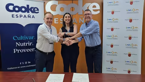 La consejera Rubira, el director del Imida (i), Andr&eacute;s Mart&iacute;nez, y Regis Philippe (d), CEO Culmarex, durante la firma del convenio de colaboraci&oacute;n (Foto CARM)