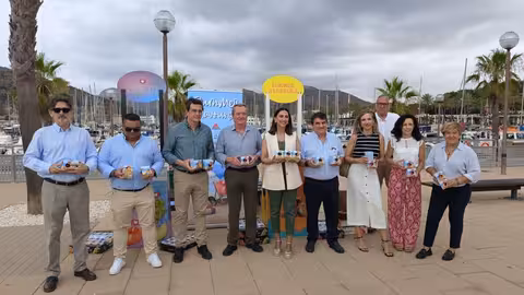 La consejera Sara Rubira junto a productores de fruta de hueso de Apoexpa y representantes del Puerto de Cartagena y el Ayuntamiento de Cartagena (Foto CARM)