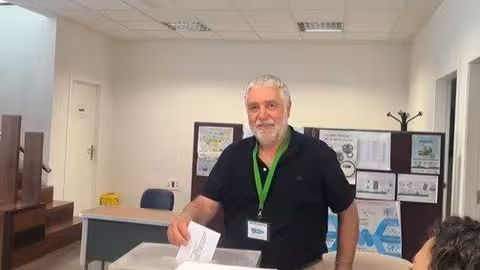 ernando Marr&oacute;n, coordinador regional de USAGA, votando en las elecciones al campo (Foto UdU)