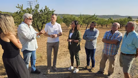 Sara Rubira en una finca de almendros de Caravaca de la Cruz con cultivos de almendros afectados por la sequ&iacute;a (Foto CARM)
