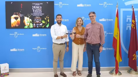 El director del Instituto de Turismo, Juan Francisco Mart&iacute;nez, con la alcaldesa de Jumilla, Seve Gonz&aacute;lez, y el presidente de la Ruta del Vino (Foto CARM)