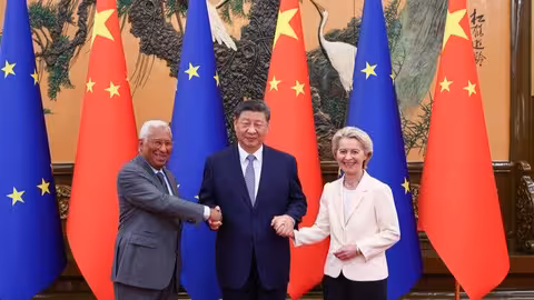 Ant&oacute;nio Costa, Xi Jinping y Ursula von der Leyen, de izquierda a derecha (Foto Christophe Licoppe)
Fuente: CE - Servicio Audiovisual @Uni&oacute;n Europea, 2025