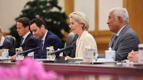 Ursula von der Leyen (Fot&oacute;grafo: Christophe Licoppe)

Uni&oacute;n Europea, 2025 Consulte nuestra secci&oacute;n de derechos de autor : podr&iacute;an aplicarse restricciones adicionales

Fuente: CE - Servicio Audiovisual