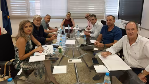 Rubira en la reuni&oacute;n con las organizaciones COAG, ASAJA, UPA y FECOAM para abordar las ayudas para plantaciones de vi&ntilde;edo, olivar, arom&aacute;ticas y cereal que son las m&aacute;s afectadas por la sequ&iacute;a prolongada (Foto CARM)