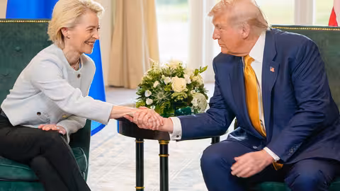 &Uacute;rsula von der Leyen y Donald Trump cierran un acuerdo arancelario ente la UE y EE.UU
(Foto Fred Guerdin @Uni&oacute;n Europea, 2025) Fuente: CE - Servicio Audiovisual / Archivo