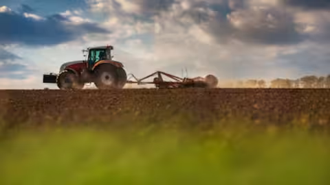 Tractor labrando un campo (Foto Asaja Ciudad Real)