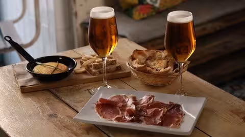 Ca&ntilde;as y tapas de tortilla y jam&oacute;n (Foto Cerveceros de Espa&ntilde;a)