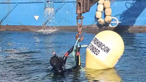 Una de las 24 boyas provistas de biotopos que se han instalado para ampliar el balizamiento del Mar Menor para proteger la nacra (Foto CARM)