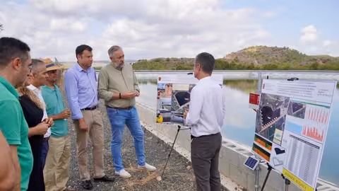 Sandoval, y Mart&iacute;nez visitan al proyecto piloto de digitalizaci&oacute;n y sensorizaci&oacute;n en la balsa de riego Ca&ntilde;ada Perdida de Santomera (Foto CARM)