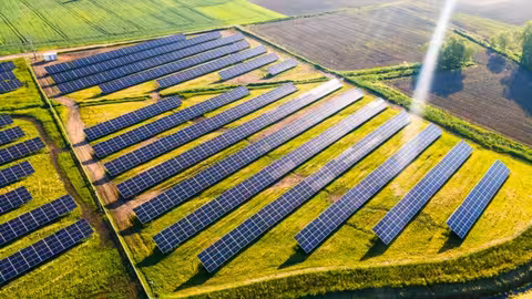 Instalaci&oacute;n fotovoltaica en una zona de cultivo (Foto Miteco)