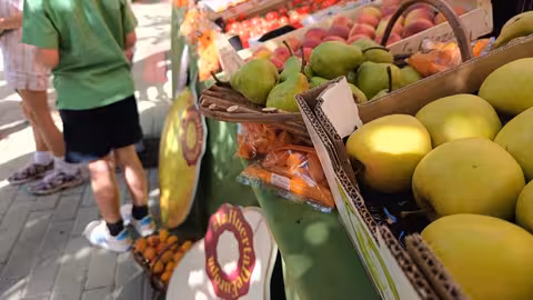 Imagen de archivo del programa de reparto de fruta escolar (Foto CARM)