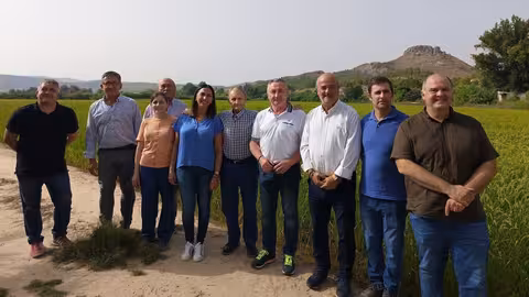 Sara Rubira junto al alcalde de Moratalla, representantes de la Dop Arroz de Calasparra y  productores del Coto Arrocero (Foto CARM)