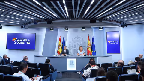 El ministro del Interior, Fernando Grande-Marlaska, y la ministra de Educaci&oacute;n y Formaci&oacute;n Profesional y Deportes, y portavoz del Gobierno, Pilar Alegr&iacute;a, durante la rueda de prensa posterior al Consejo de Ministros (Foto Pool Moncloa/Fernando Calvo)