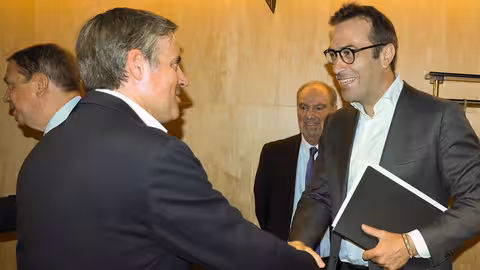 Crist&oacute;bal Cano saluda al ministro de Econom&iacute;a, Carlos Cuerpo, antes de la reuni&oacute;n de la cadena agroalimentaria para analizar el acuerdo sobre aranceles entre la UE y EE.UU (Foto Joaqu&iacute;n Ter&aacute;n/UPA)