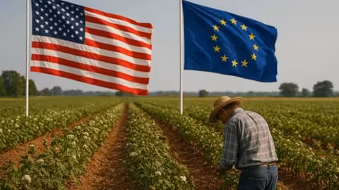 Imagen de un agricultor con banderas de EE.UU y la UE en un cultivo (Foto Asaja.com)
