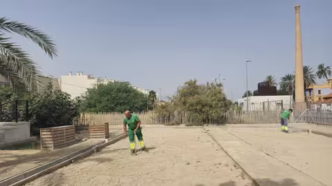 Operarios acondicionan los huertos urbanos (Foto Ayuntamiento de Murcia)