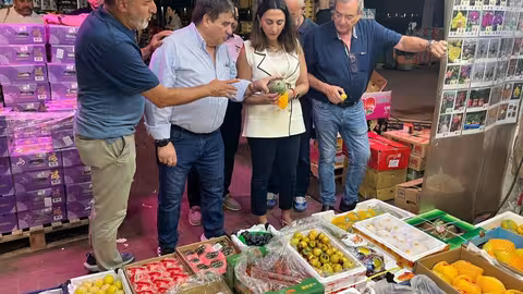 Sara Rubira junto exportadores de la Regi&oacute;n de Murcia en el mercado Yau Ma Tei de Hong Kong (Foto CARM)