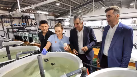 El consejero de Medio Ambiente, Universidades, Investigaci&oacute;n y Mar Menor, Juan Mar&iacute;a V&aacute;zquez, junto con el alcalde de San Pedro del Pinatar, Pedro Javier S&aacute;nchez, visitan la instalaci&oacute;n del IMIDA donde ya se encuentran los 47 ejemplares de tortuga boba que se suman al programa 'headstarting' (Foto CARM)