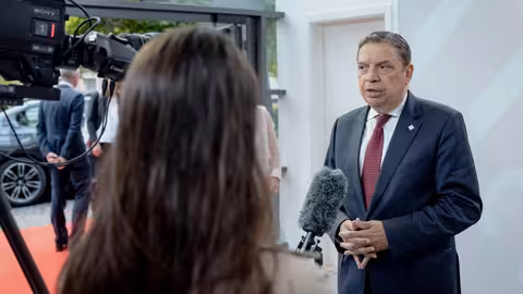 Luis Planas atiende a los medios de comunicaci&oacute;n en la reuni&oacute;n informar de Ministros de Dinamarca (Foto MAPA)
