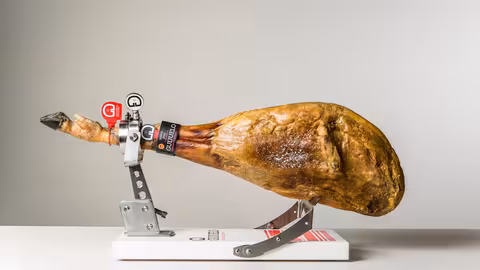 Jam&oacute;n DOP Guijuelo etiqueta roja en un jamonero (Foto CRDOP Guijuelo)