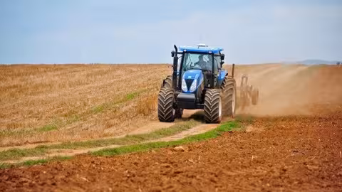 Tractor labrando un campo (Foto Uni&oacute;n de Uniones) Archivo