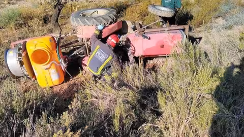 Accidente de tractor (Foto cedida por el CEIS)