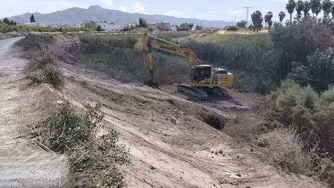 Trabajos de desbroce del cauce del canal del Reguer&oacute;n (Foto CHS)