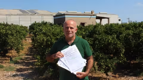 Carles Peris con contratos de c&iacute;tricos (Foto La Uni&oacute;)